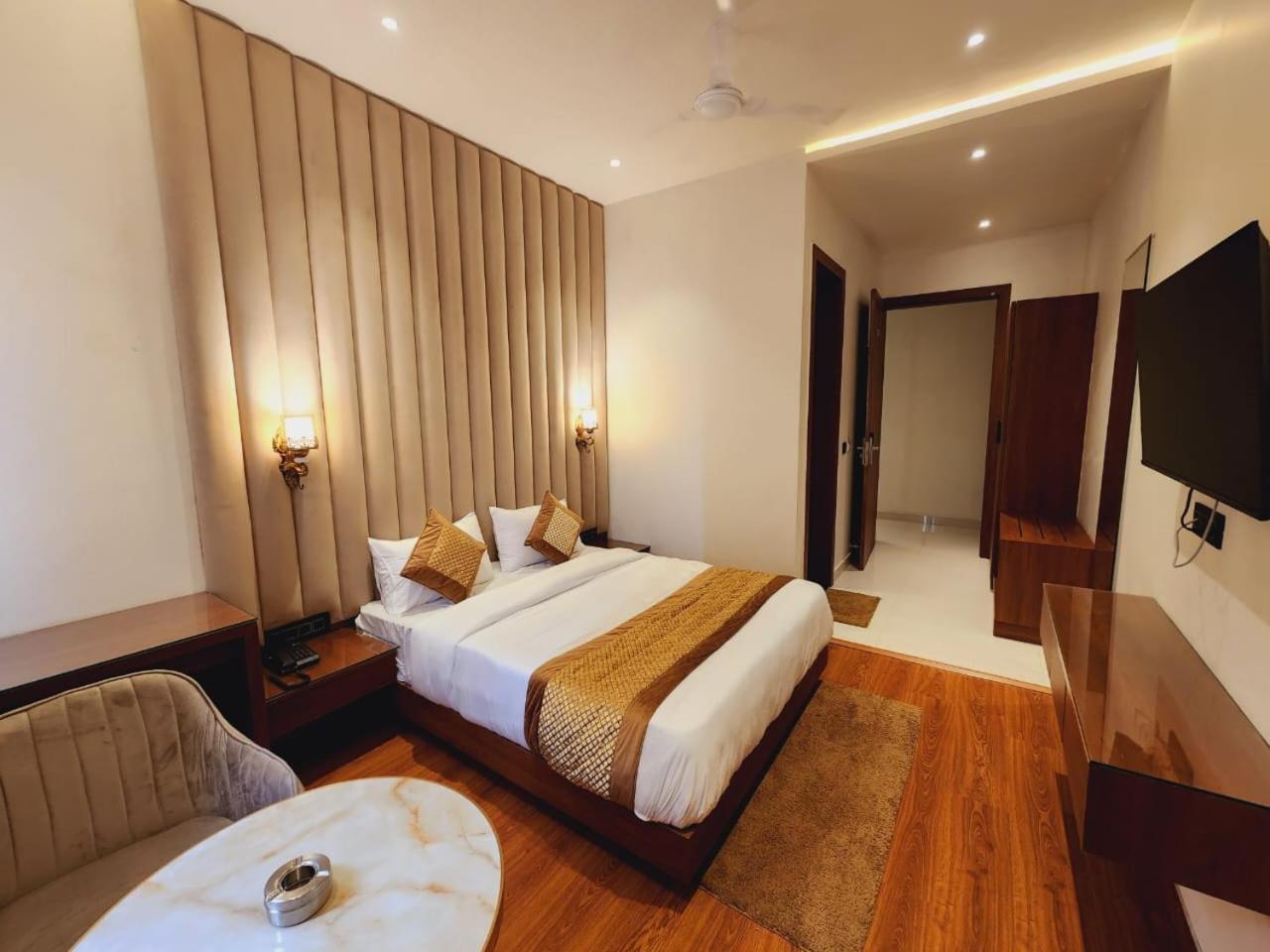 Shehnai Hotel And Banquet Hisār Екстериор снимка